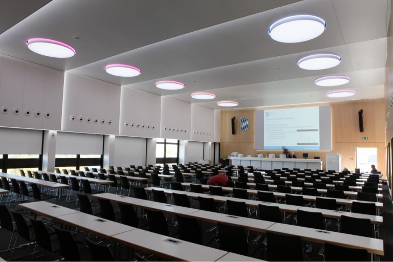 LED Round&Round Deckenleuchten mit direkter Tunable White Beleuchtung und indirekter multicolor Korona LED in der Bayerische Landesärztekammer München