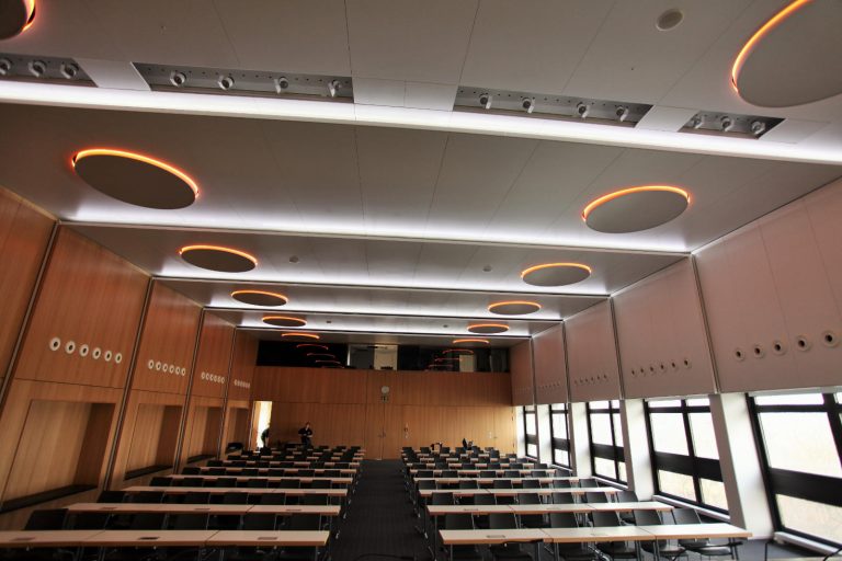 LED Round&Round Deckenleuchten mit direkter Tunable White Beleuchtung und indirekter multicolor Korona LED in der Bayerische Landesärztekammer München