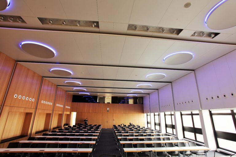 LED Round&Round Deckenleuchten mit direkter Tunable White Beleuchtung und indirekter multicolor Korona LED in der Bayerische Landesärztekammer München