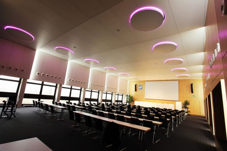 LED Round&Round Deckenleuchten mit direkter Tunable White Beleuchtung und indirekter multicolor Korona LED in der Bayerische Landesärztekammer München