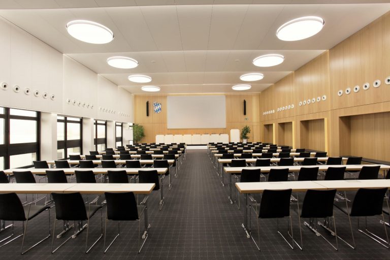 LED Round&Round Deckenleuchten mit direkter Tunable White Beleuchtung und indirekter multicolor Korona LED in der Bayerische Landesärztekammer München