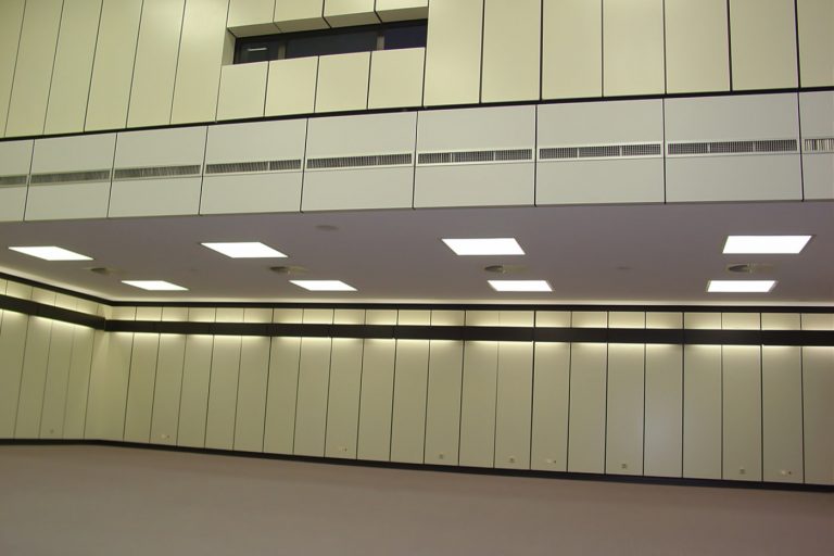 LED SHUTTLE Lichtdecken mit Tunable White LED-Technik im Auditorium der Berufsgenossenschaft Nümbrecht