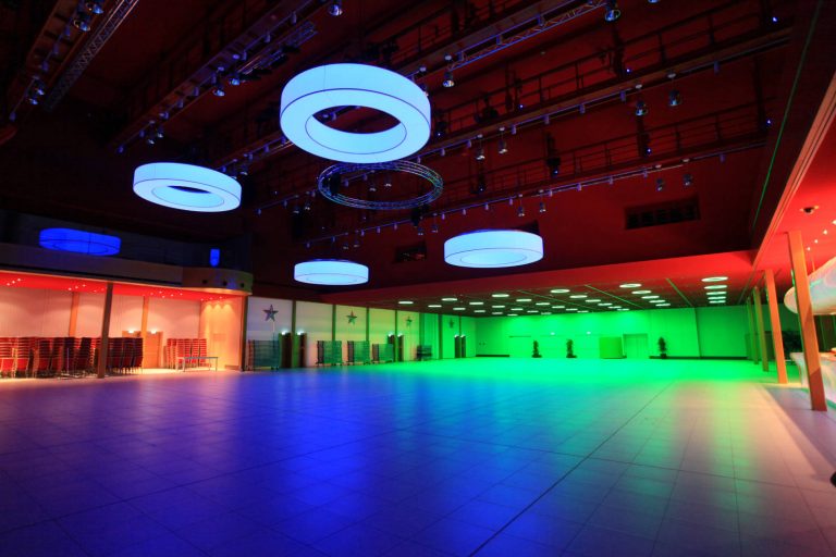 LED CIRCLE Pendelleuchten mit multicolor LED im Casino 2000 Luxemburg