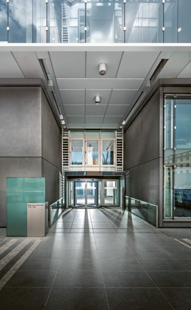 Atrium Plaza in Frankfurt a.M. Tunel vor dem Umbau mit LED-Lichtwänden mit Tunable White LED-Technik der Firma ENDLIGHT Lichtobjekte GmbH.