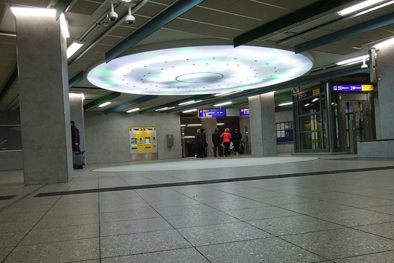 Grosse runde LED Lichtdecke mit Lichteffekten am Rathausplatz U-Bahn in Essen - EVAG Essen