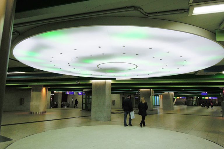 Grosse runde LED Lichtdecke mit Lichteffekten am Rathausplatz U-Bahn in Essen - EVAG Essen