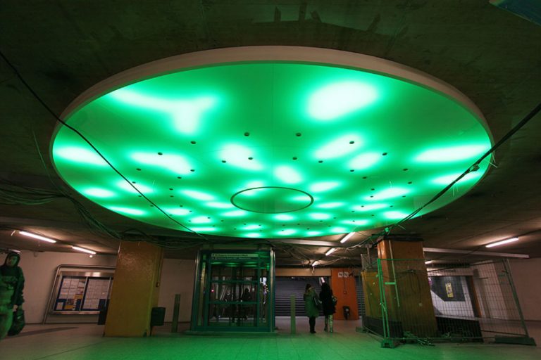 Grosse runde LED Lichtdecke mit Lichteffekten am Rathausplatz U-Bahn in Essen - EVAG Essen