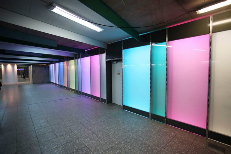 LED Lichtwände mit multicolor Beleuchtung am Rathausplatz U-Bahn in Essen - EVAG Essen