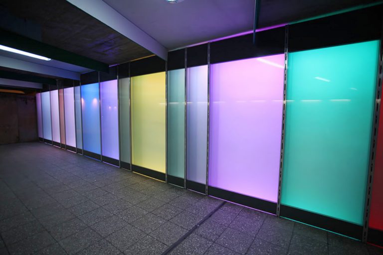 LED Lichtwände mit multicolor Beleuchtung am Rathausplatz U-Bahn in Essen - EVAG Essen