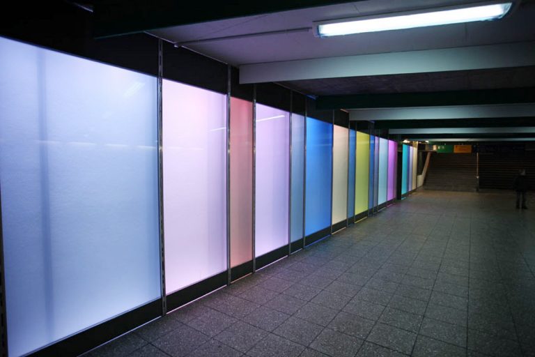 LED Lichtwände mit multicolor Beleuchtung am Rathausplatz U-Bahn in Essen - EVAG Essen