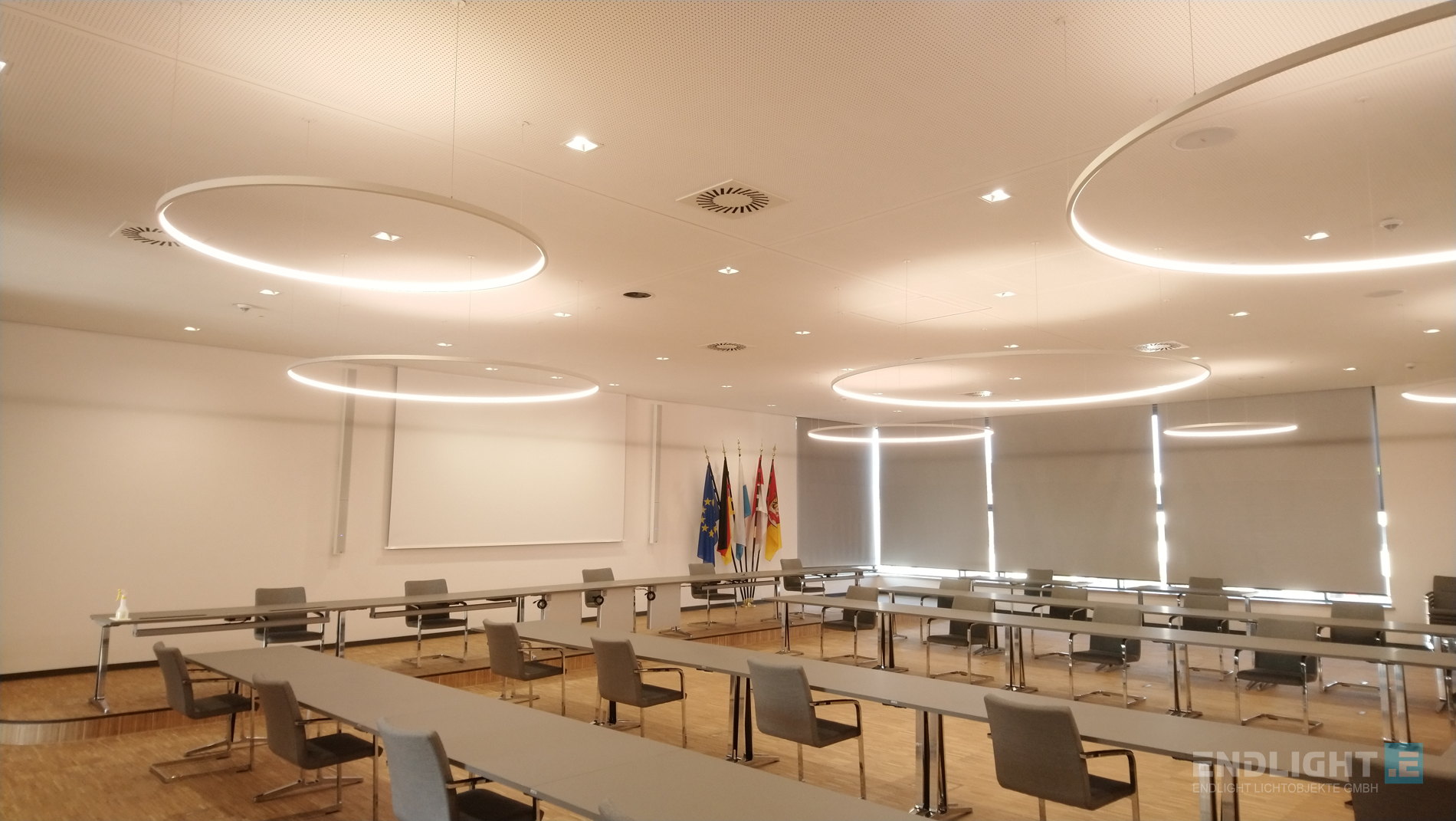 LED LOOPs mit Tunable White LED-Technik von ENDLIGHT Lichtobjekte GmbH im Landratsamt Forchheim