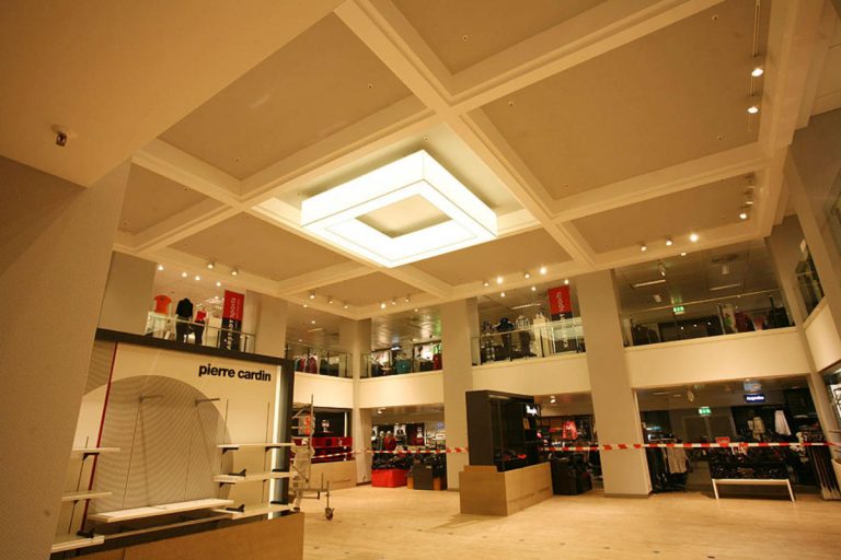 Grosse Pendelleuchte mit Tunable White LED-Technik im Karstadt Bamberg