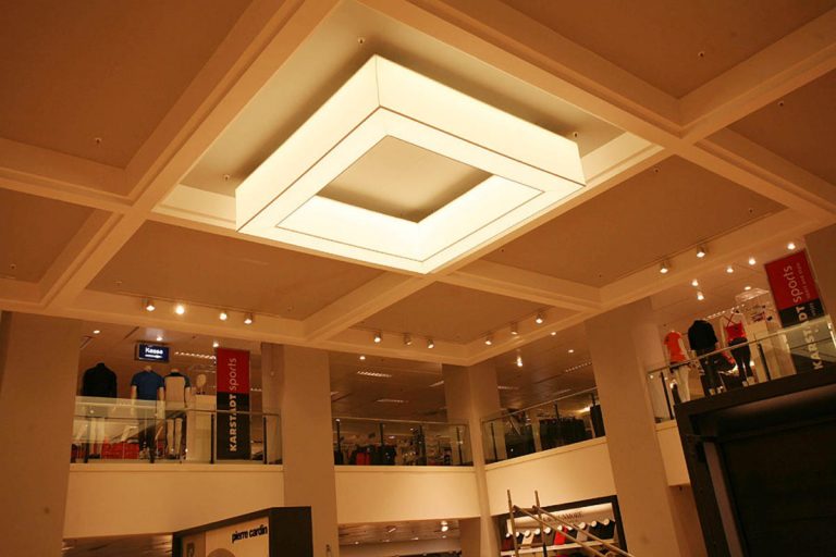 Grosse Pendelleuchte mit Tunable White LED-Technik im Karstadt Bamberg