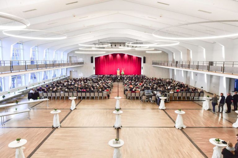 LED LOOP Pendelleuchten in der Stadthalle Schmallenberg