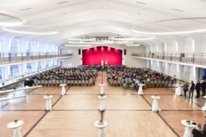 LED LOOP Pendelleuchten in der Stadthalle Schmallenberg