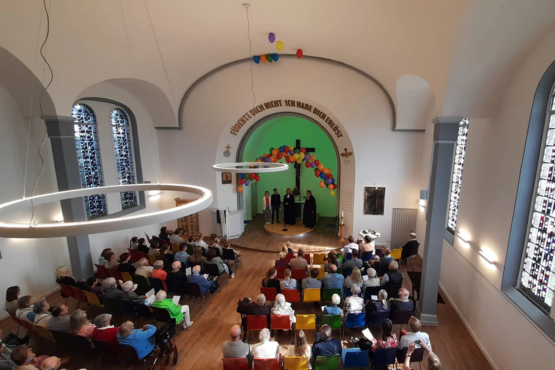 Gottesdienst mit neuer Beleuchtung in der evangelischen Kirchengemeinde Dortmund Höchsten