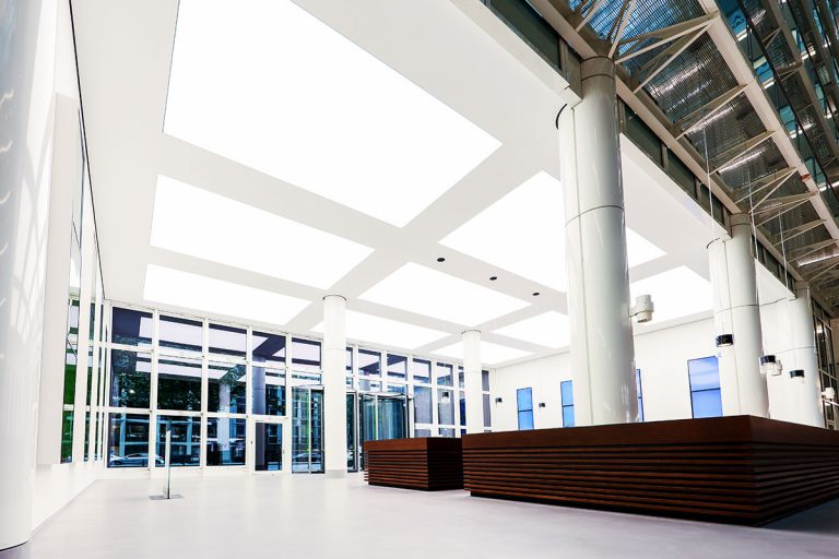 LED SHUTTLE Lichtdecken mit Spanntuch und Tunable White LED-Technik im Atrium Plaza Frankfurt - ENDLIGHT Lichtobjekte GmbH