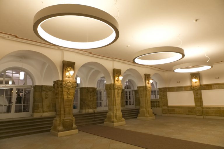 LED RING Pendelleuchte mit Tunable White LED-Technik im Rathaus Kassel