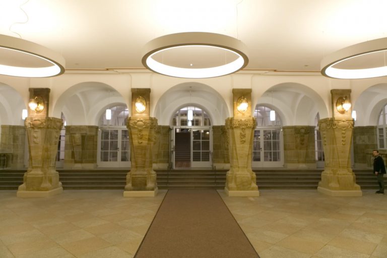 LED RING Pendelleuchte mit Tunable White LED-Technik im Rathaus Kassel