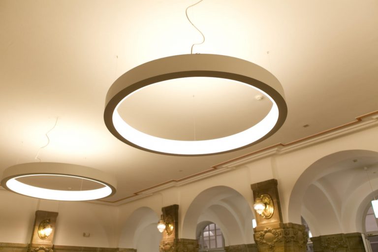 LED RING Pendelleuchte mit Tunable White LED-Technik im Rathaus Kassel