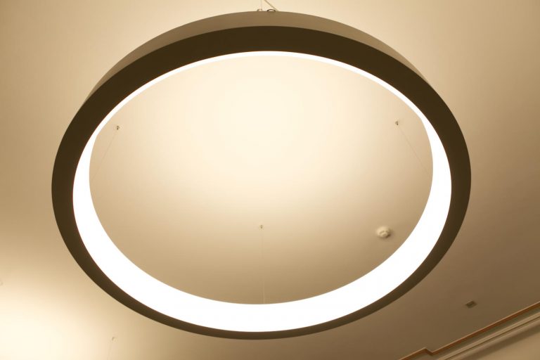 LED RING Pendelleuchte mit Tunable White LED-Technik im Rathaus Kassel