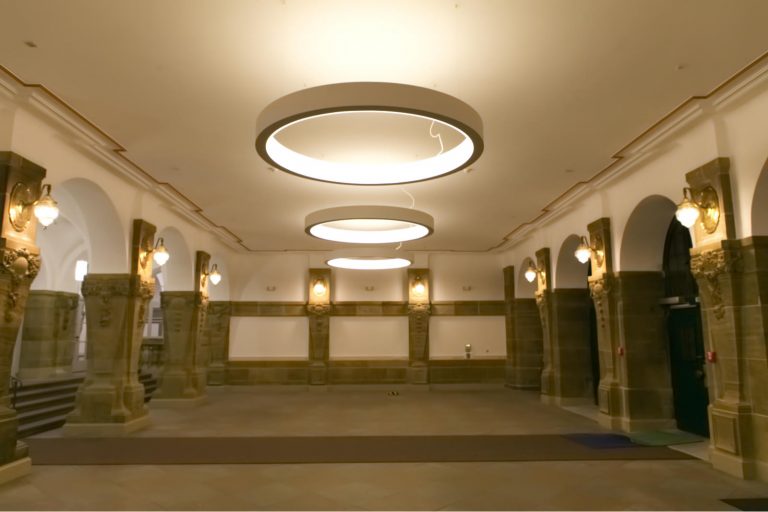 LED RING Pendelleuchte mit Tunable White LED-Technik im Rathaus Kassel