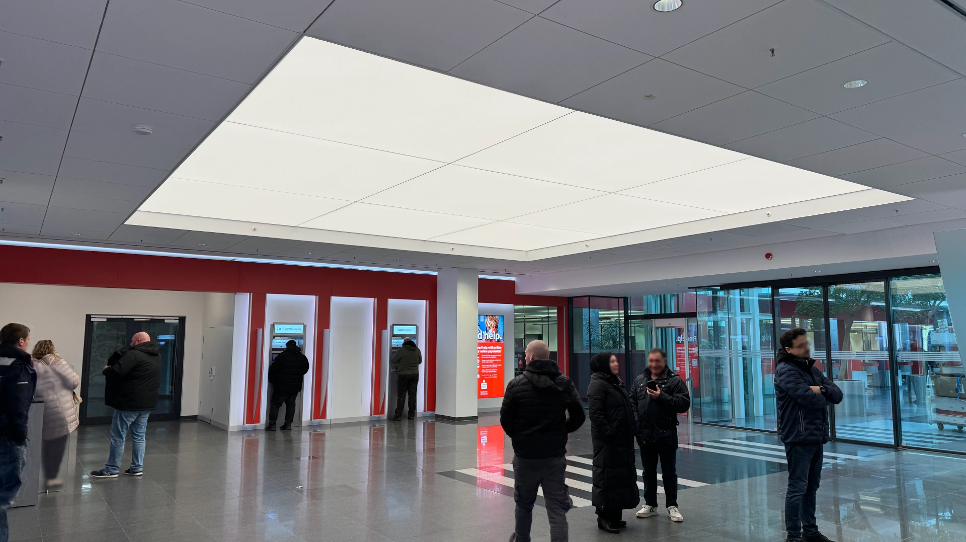 LED SHUTTLE Lichtdecke mit Tunable White LED-Technik im SB-Bereich der Hauptsparkasse Dortmund