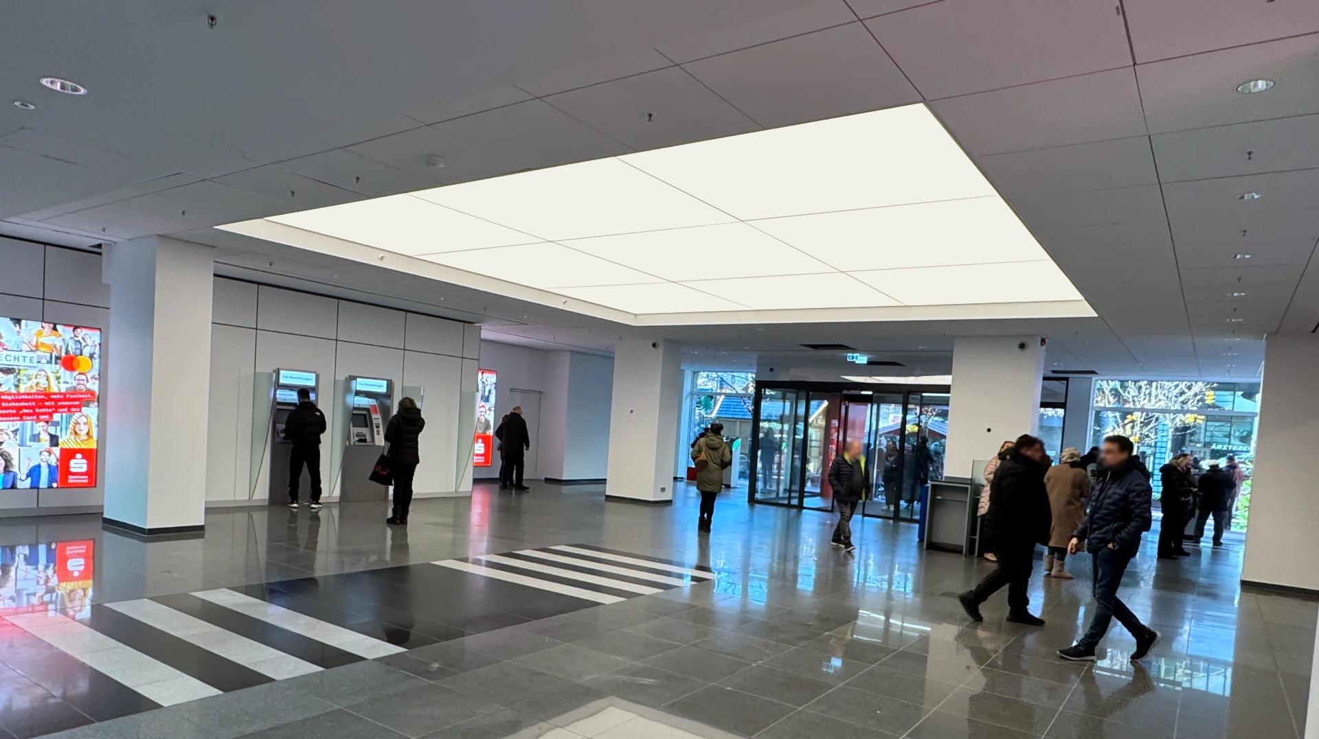 LED SHUTTLE Lichtdecke mit Tunable White LED-Technik im SB-Bereich der Hauptsparkasse Dortmund