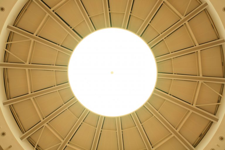 Grosse Lichtdecke in der Staatsbibliothek Minsk