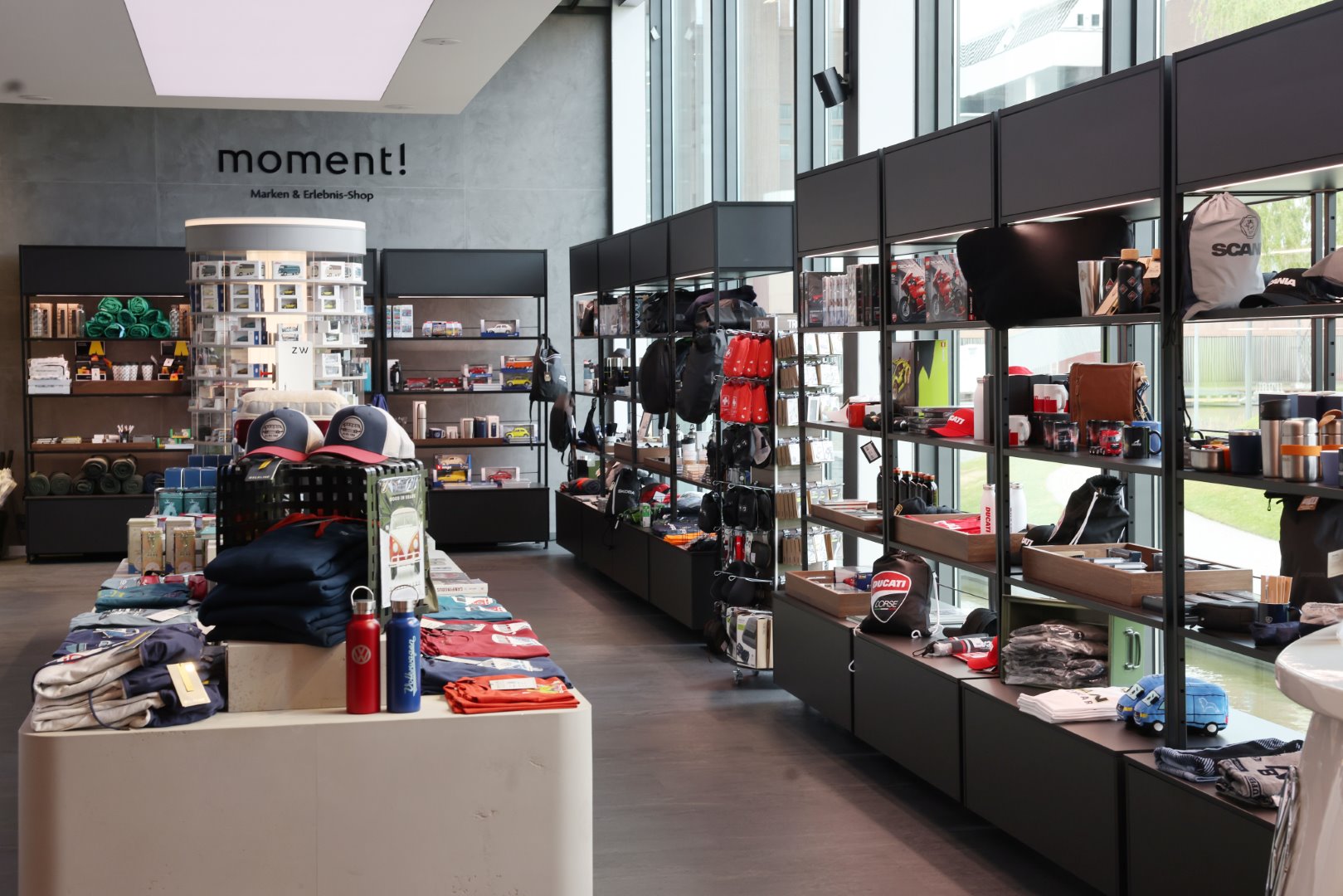 Volkswagen Autostadt Flagship-Store SHUTTLE Lichtdecken mit Tunable White LED-Technik